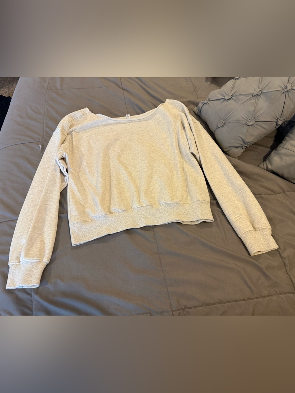 Fabletics women’s cream Pullover off the shoulder Sweatshirt - medium - EUC